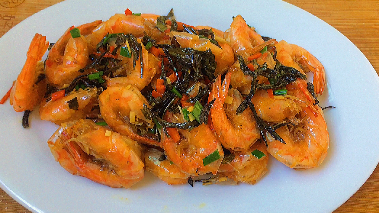 鲜虾别在白灼了,广东厨师教你潮汕做法,壳酥肉香淡淡茶香味