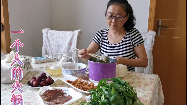 豆花火锅配上自己炒的紫苏辣椒酱蘸水,一个人吃得头儿摆脚儿甩!
