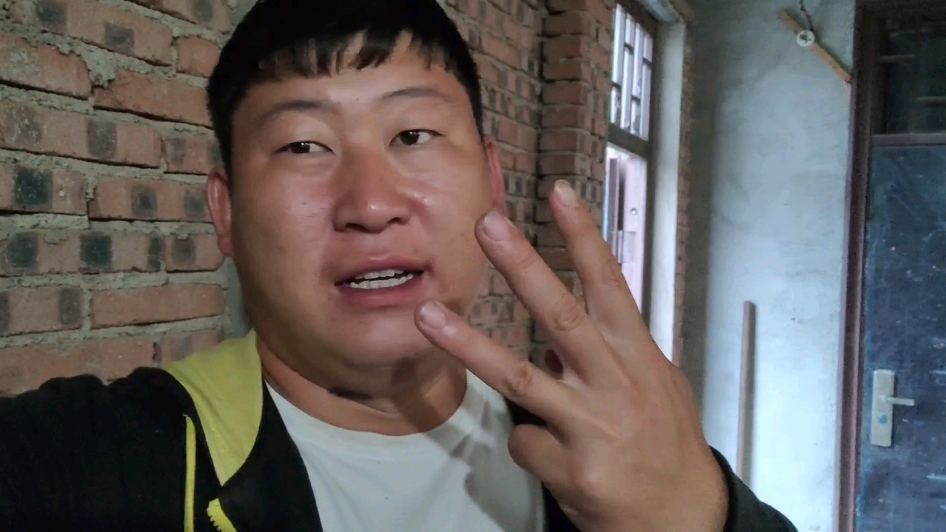 鹏哥带你看屠宰场各种猪,巨耳厚皮猪住难看,但是绝对是最好吃