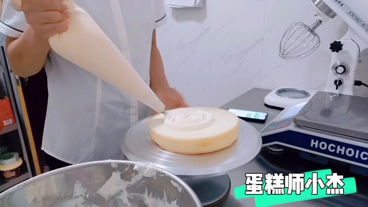 三个男士给朋友定了一款生日蛋糕,寓意特别好,肯定高兴。