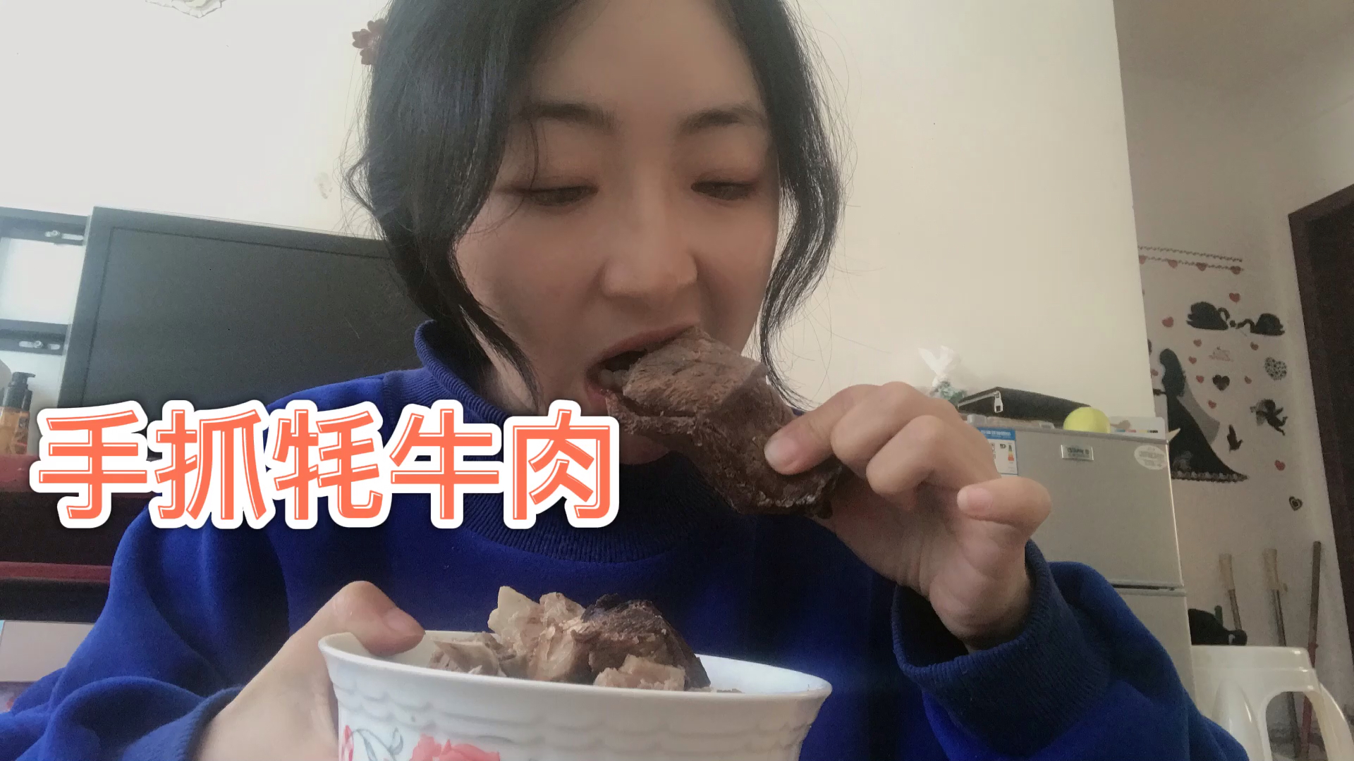 藏族姑娘卓玛吃手抓牦牛肉。一顿吃一斤,有朋友说牦牛肉味道太膻