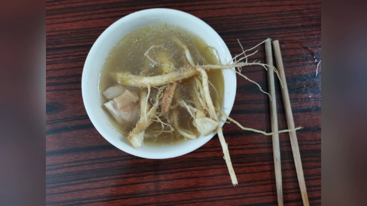 刺苋根煲鸡汤:味清甜可口又能清热利湿。