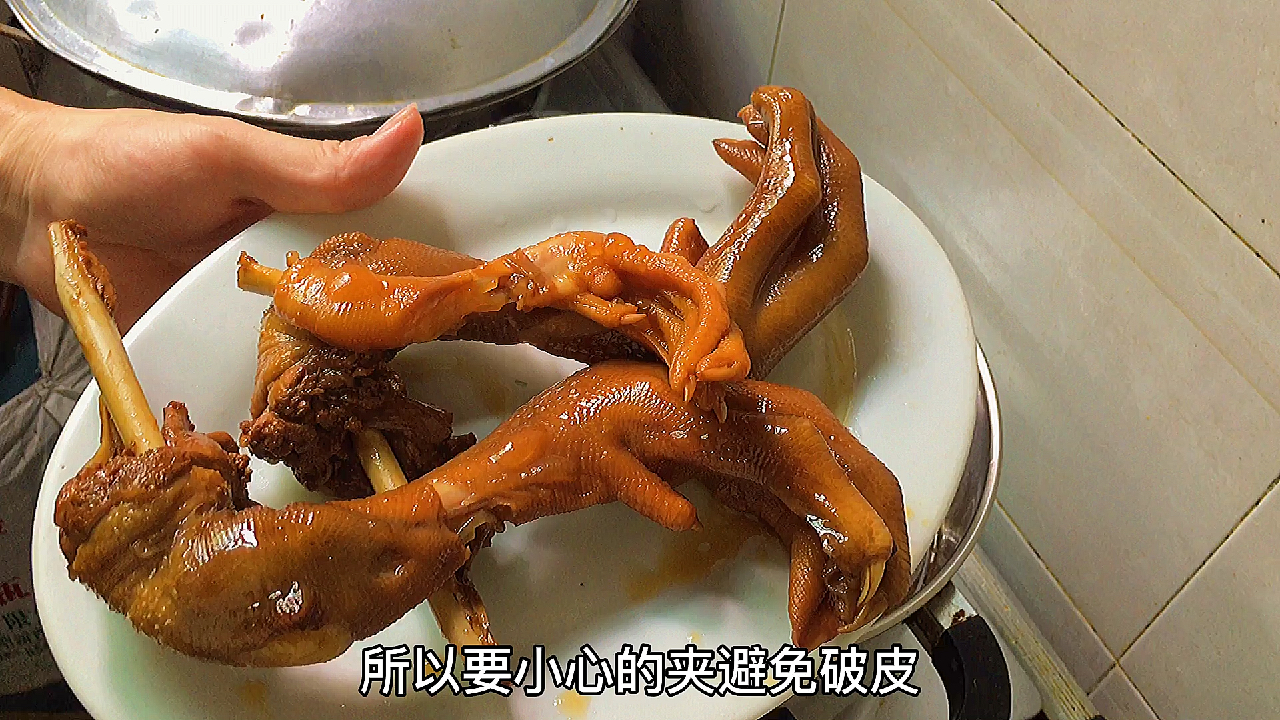 40块买两只一斤重的鹅掌,用潮汕特色卤水,出锅后实在太香了!