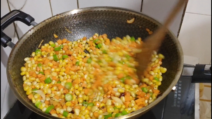 今天不是很想做饭,简单的做了个胡萝卜炒玉米。很好吃,超美味!