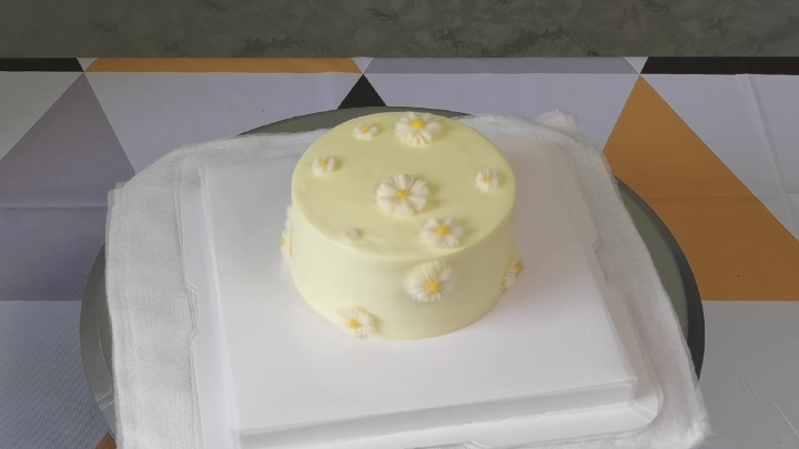 四寸小清新款蛋糕,黄色小雏菊