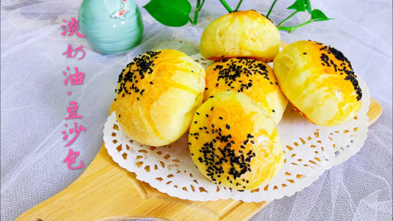 淡奶油豆沙面包,松软拉丝有弹性,比面包店的更健康好吃