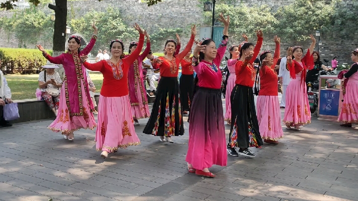 南京真正艺术团新疆舞《赛乃姆》彩排赏析