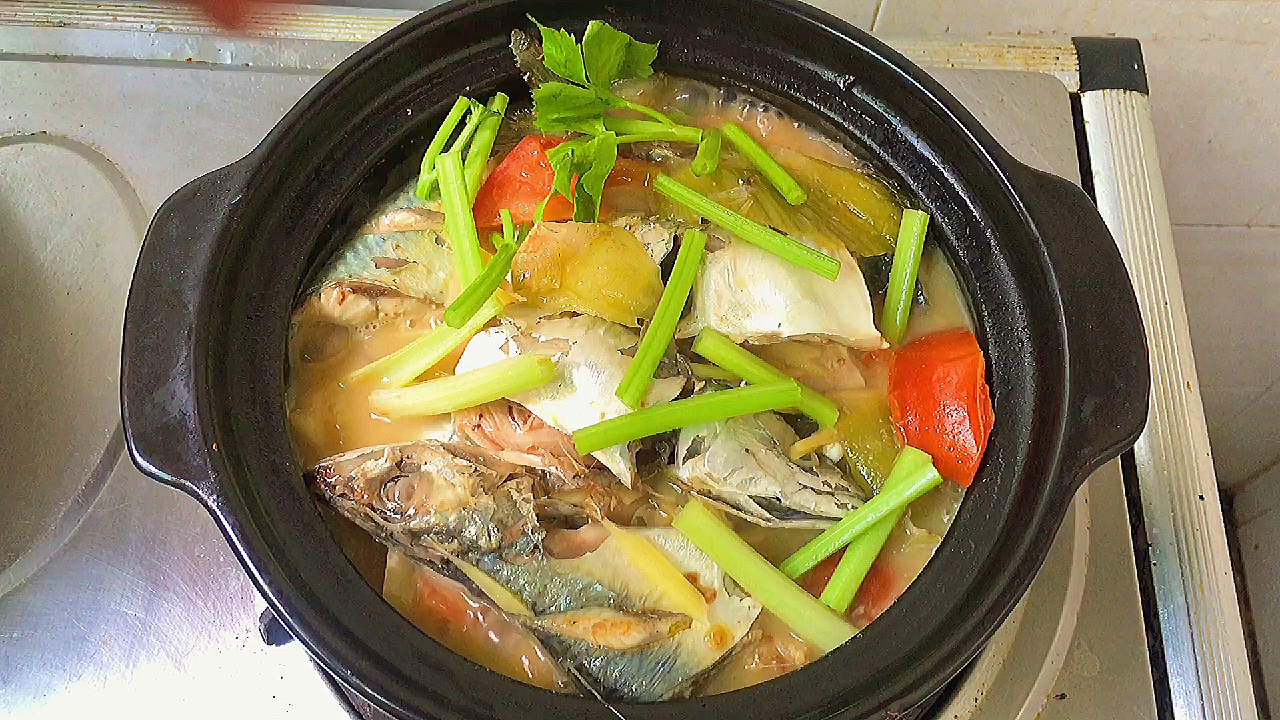 咸菜花仙鱼煲,广东潮汕人都吃过的家常菜,鱼肉甘香鲜嫩无腥味
