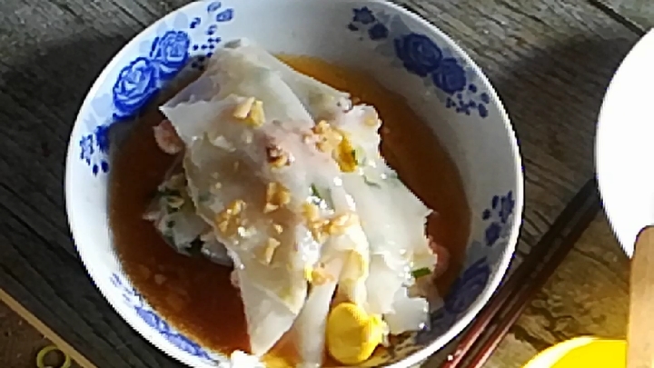自己在家做虾蛋瘦肉肠粉,Q弹又有劲性,营养又好吃。