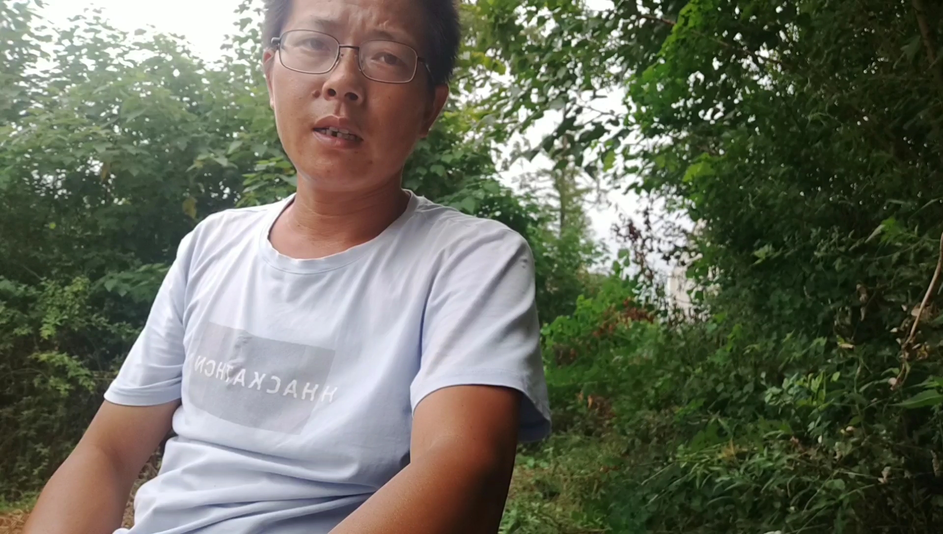 小伙子废弃塘野钓,手竿抛竿连跑鱼,小伙气的想扔掉鱼竿!
