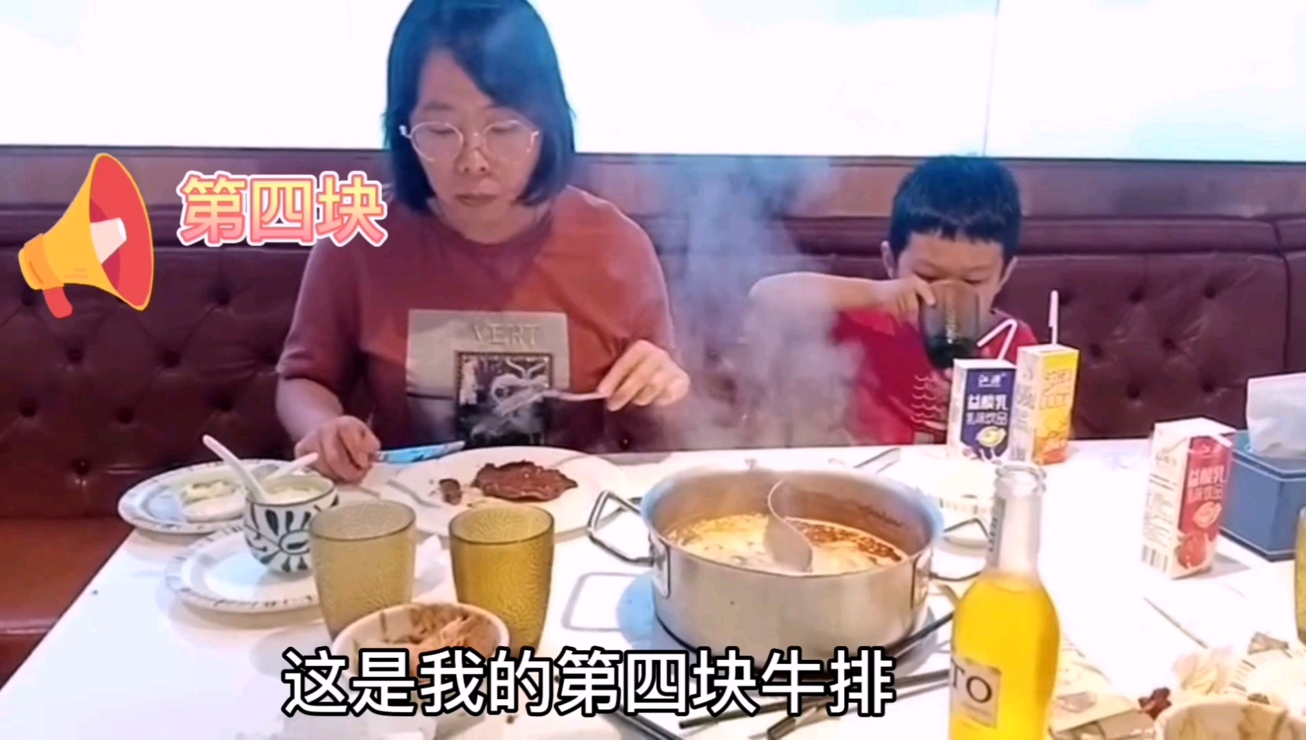 七夕娃爸带这娘俩去吃饭,邓大宝一口气吃四块牛排,不好再去取了