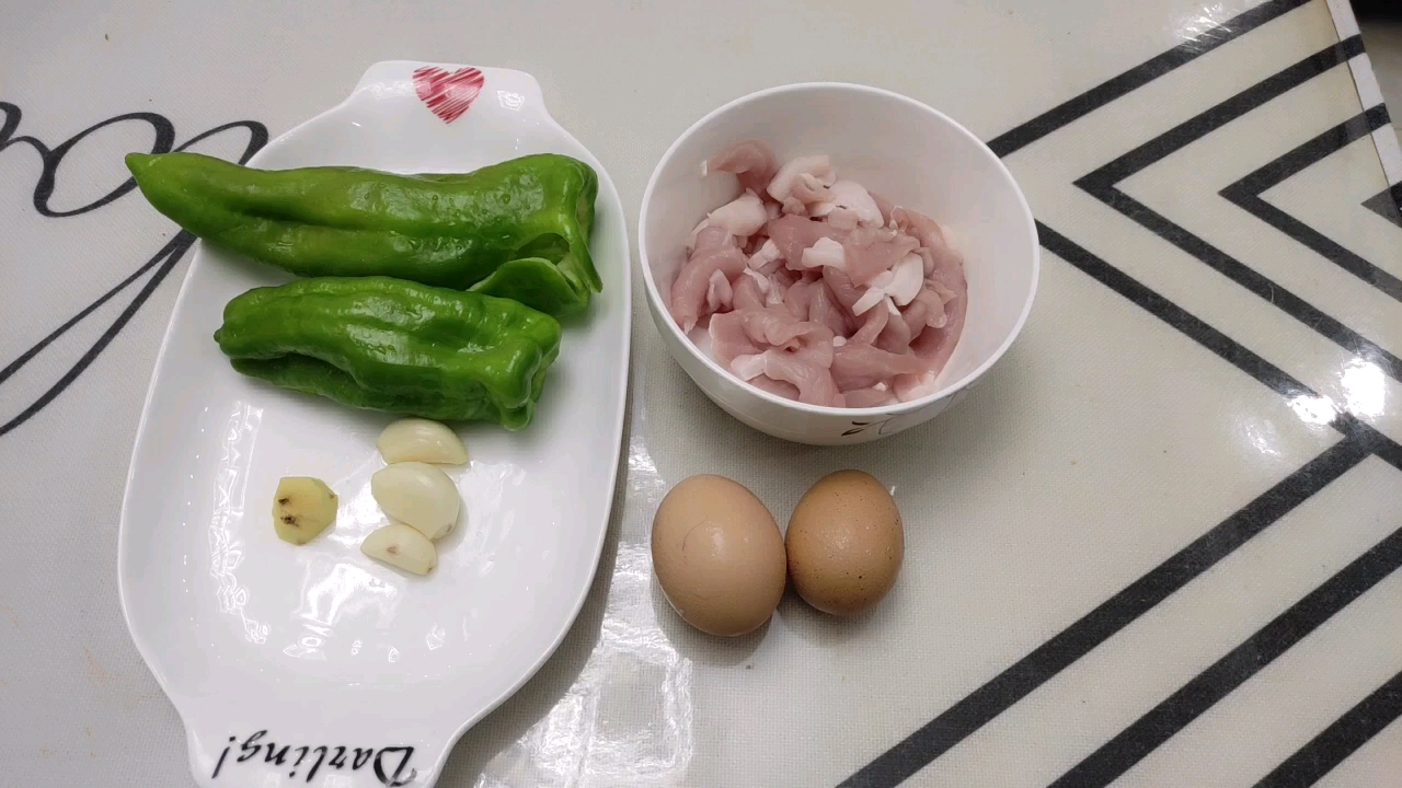 辣椒炒肉片,加上鸡蛋一起炒,真是太香了,一大盘不够吃