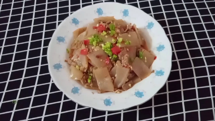 湖南湘西人家庭中,必不可缺的剁辣椒,湘菜中的灵魂是如何制作的