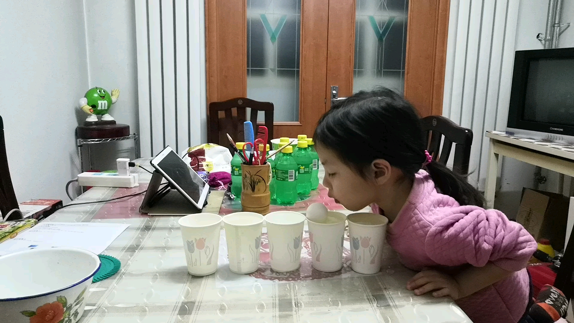 杯中装满水摆成一条直线,将球从第一个纸杯吹到最后一个纸杯即可