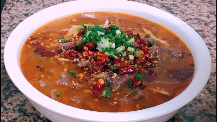 水煮牛肉家常做法,牛肉软嫩滑口,鲜美入味,炝香味十足,安逸