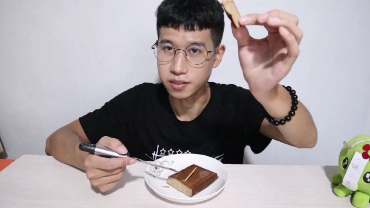 鸡蛋干吃过没?小伙试吃,味道跟一种东西堪称双胞胎