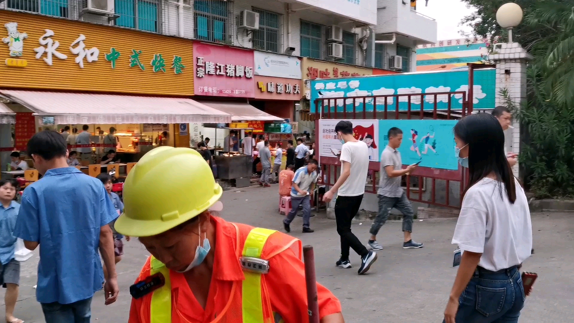下班了,工厂边的快餐店又火了起来,看看这里消费如何?
