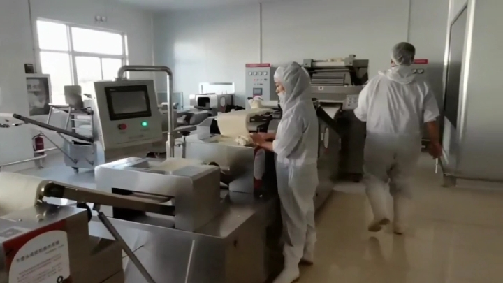 全自动馒头机全套设备多少钱,1条大型馒头生产线投入生产,700KG/H