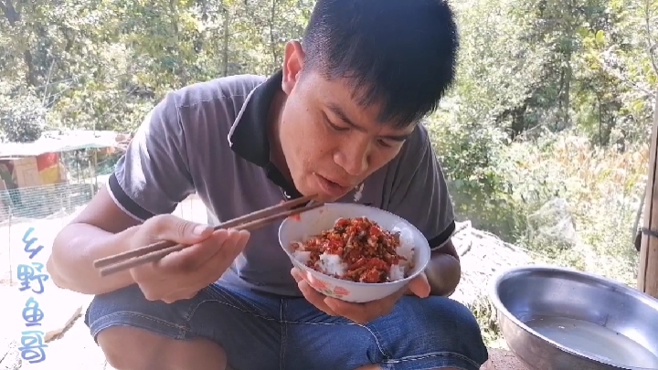一碗剁辣椒,半斤小鱼干,鱼哥这样做胃口大开, 一碗饭马上见底