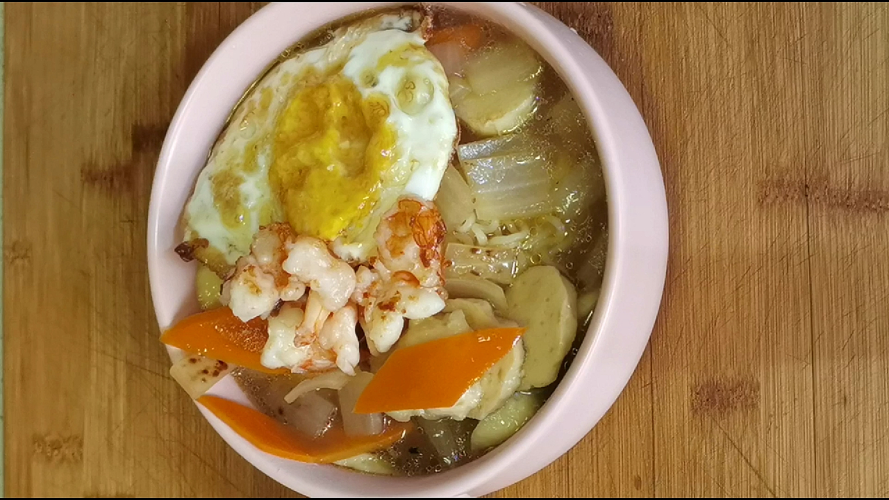 孩子上学,早餐吃什么?一碗营养丰富的煎蛋虾球面搞定