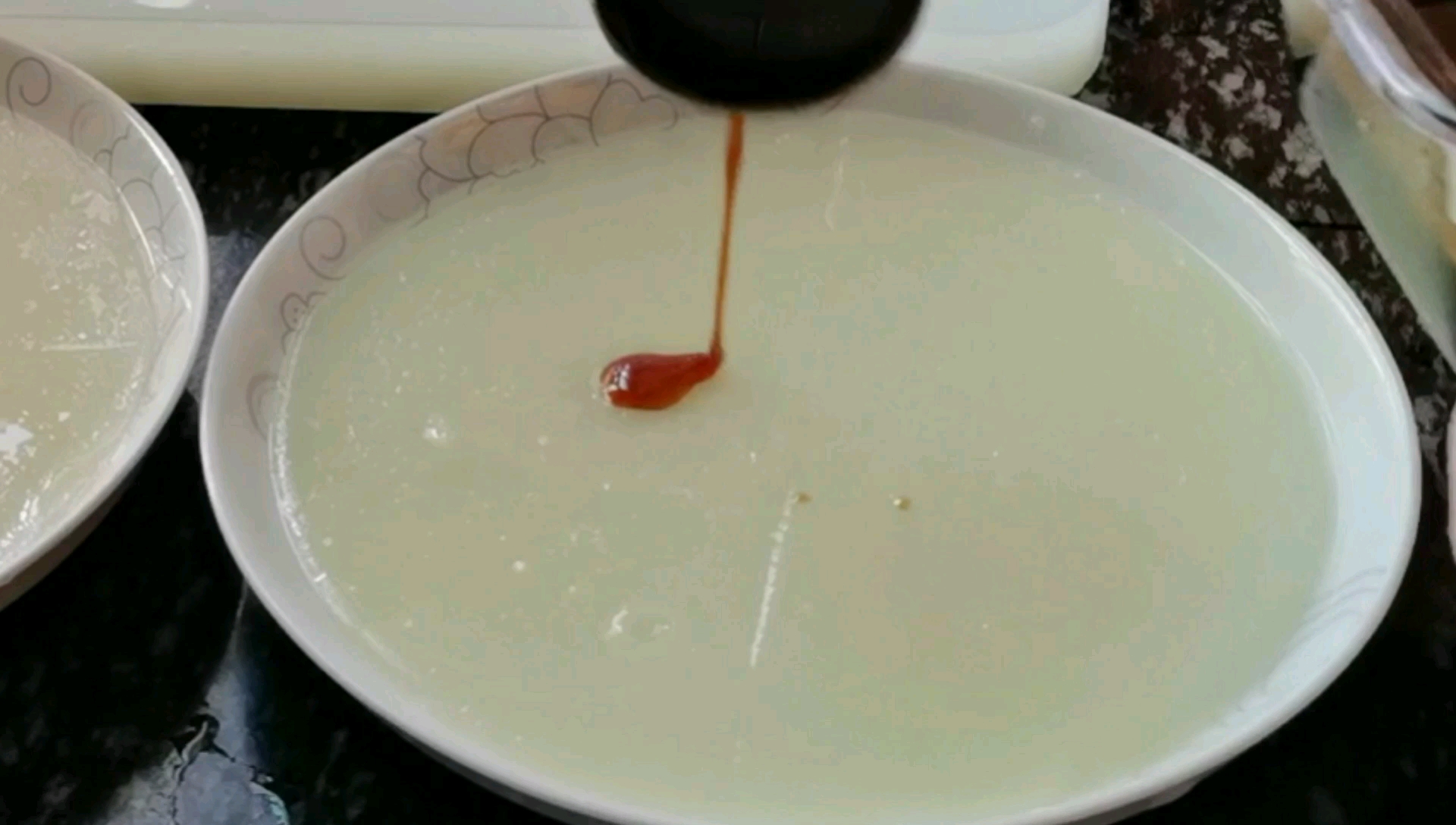 炎热的天气来一碗清凉小吃,简单2招去除凉糕碱味