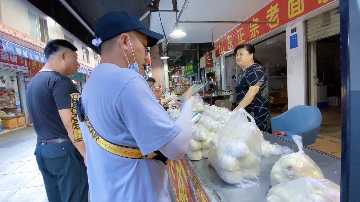 粉丝推荐的南宁淡村老面馒头,果然很实惠,小伙一下买两袋。