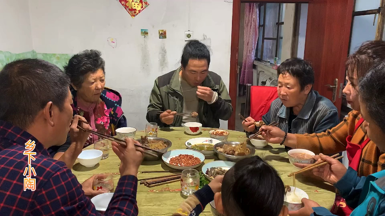 农村媳妇杀9斤下蛋鸡,比大鹅还大,小鸡炖粉条这可是东北名菜。