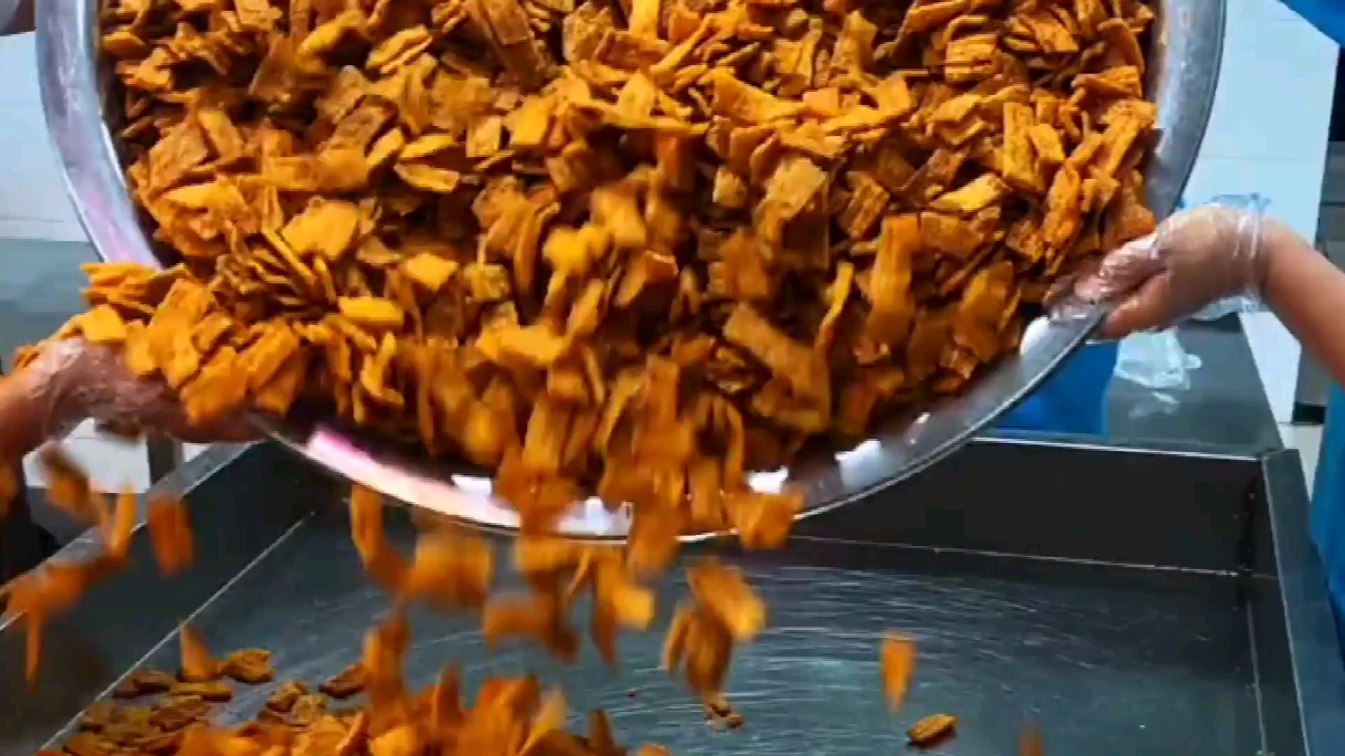 小型辣条机器多少钱一台,做辣条的机器多少钱,哪里培训辣条技术