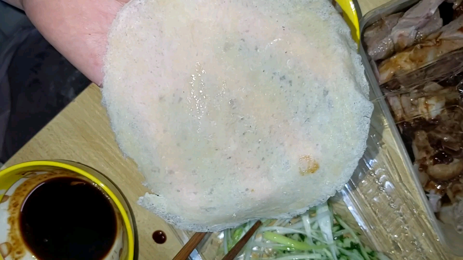 回忆起老北京的片皮烤鸭,咬一口浓郁的酱味,肥而不腻的烤鸭!