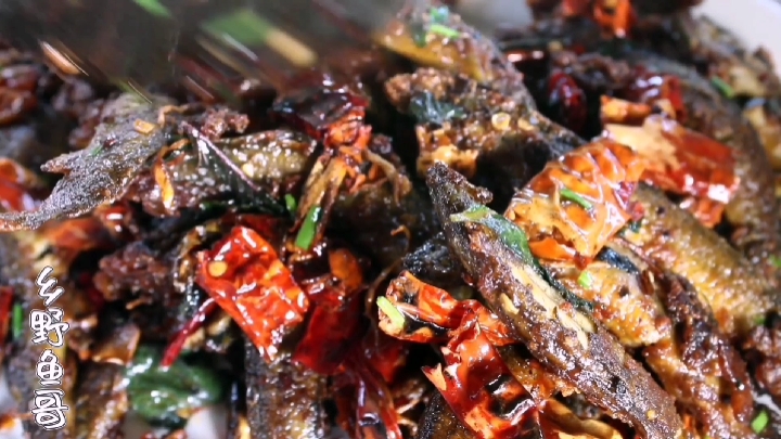干煸泥鳅这样做,外酥里嫩,香辣下酒,一盘都不够吃