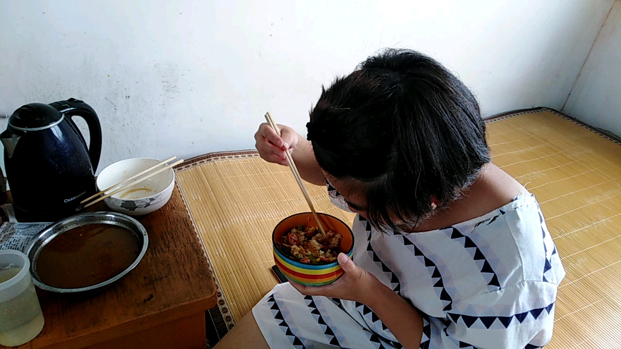 鸡蛋火腿青椒炒米饭和一个汤,做起来简简单单的,味道还是不错滴