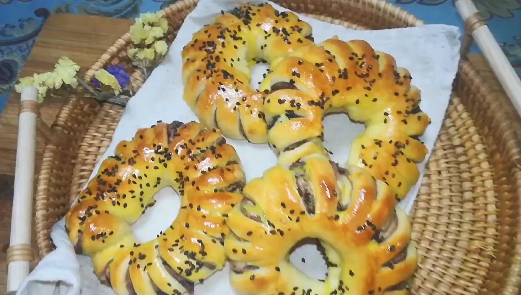 豆沙面包圈,老式做法简单好吃,甜蜜红豆馅料外皮金黄宝宝很喜欢