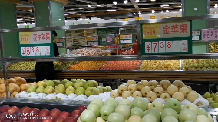 深圳这家超市的菜价还可以,猪肉有的比老家还便宜。你觉得贵吗?