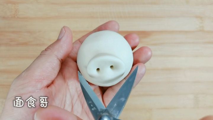 小猪馒头这样做,一剪刀下去绝了!