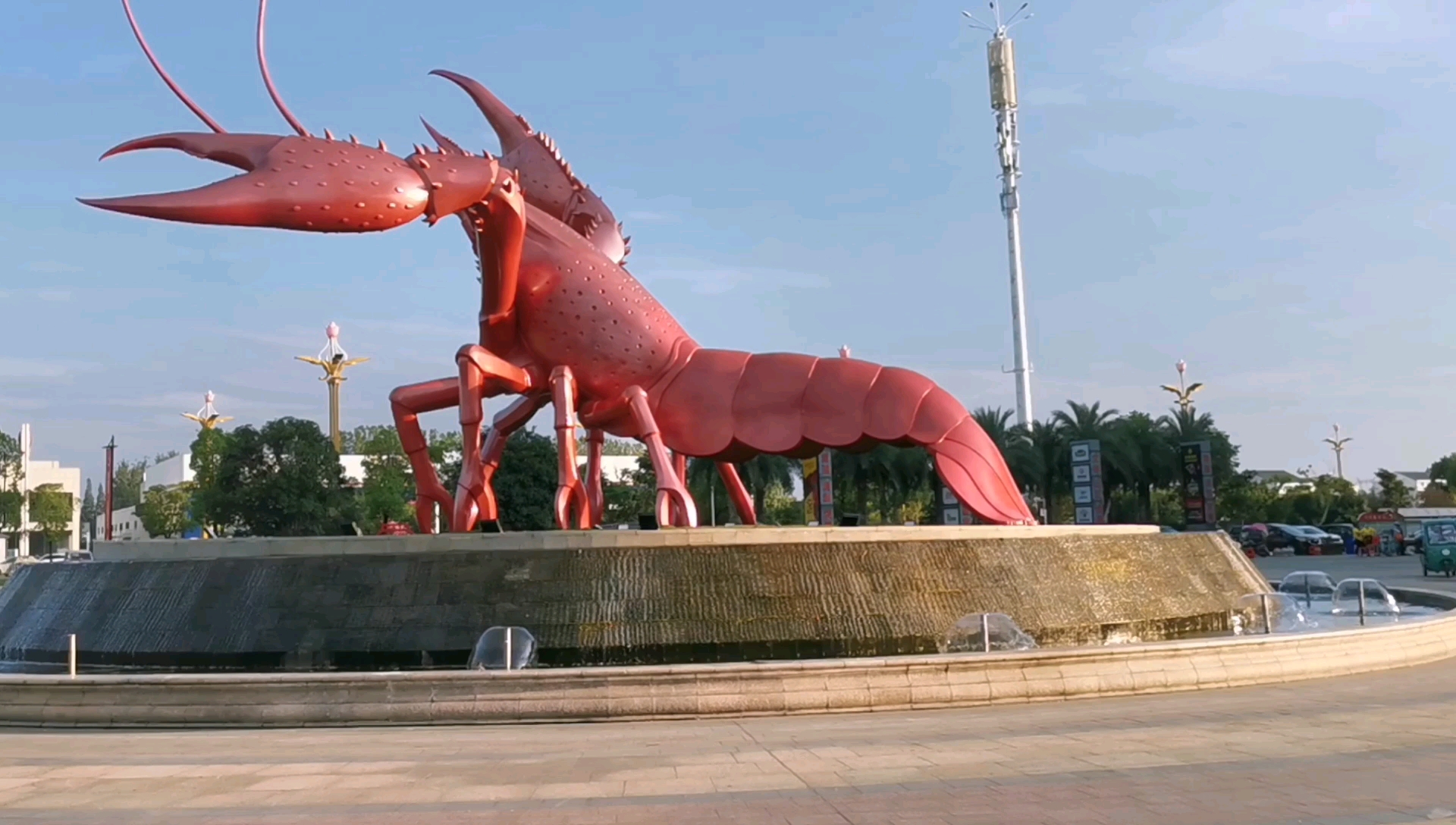 中国潜江龙虾城,专吃龙虾店铺林立,生意一般,清蒸龙虾壳很硬