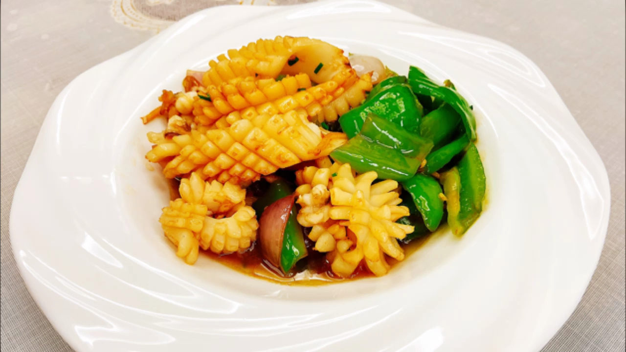 墨鱼卷炒青椒,这样简单一炒,肉质鲜嫩多汁好美味