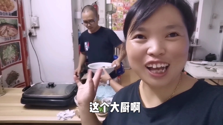 平凡的一家三口杭漂,老公第一次做烤生蚝给我们娘两吃。