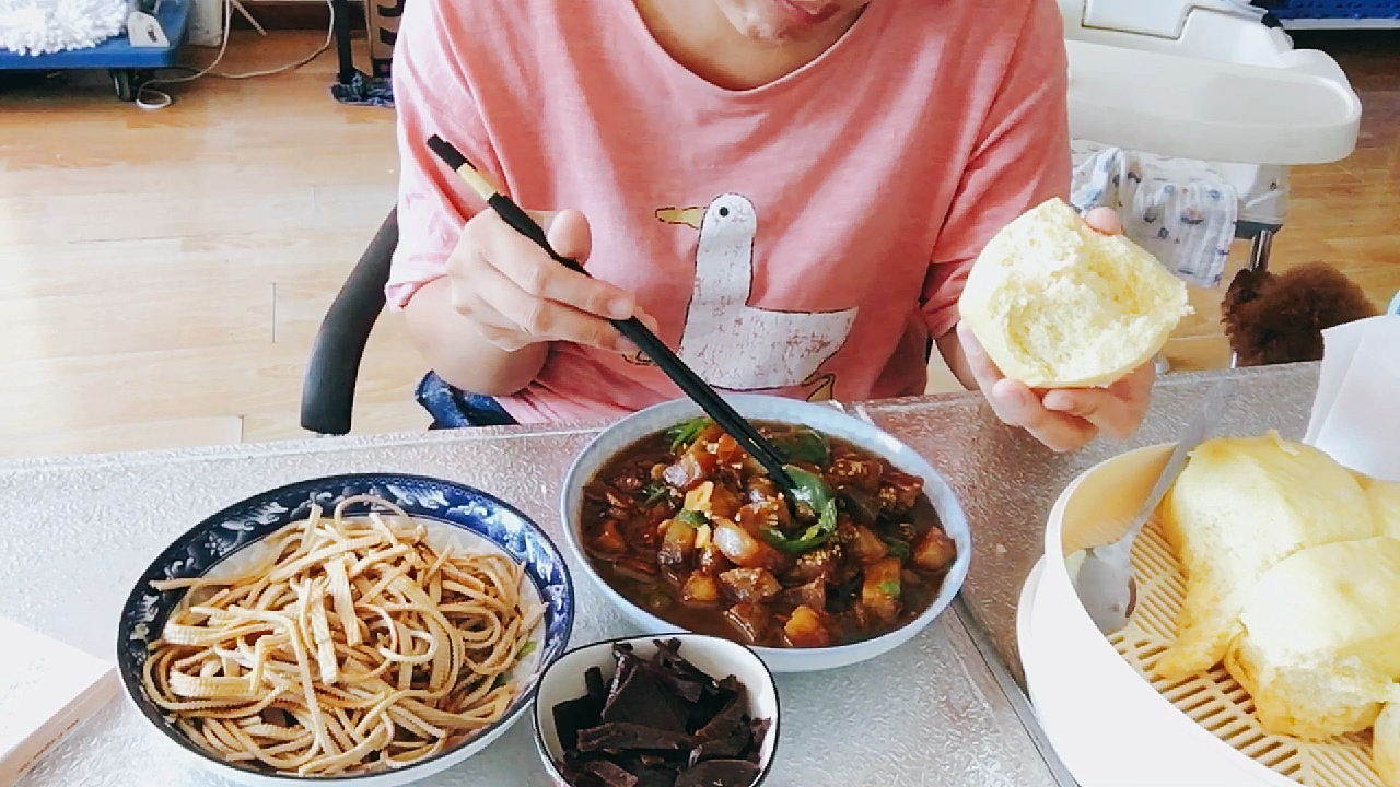 螺丝椒炒茄子,凉拌五香豆腐丝,小咸菜,配上馒头,美味