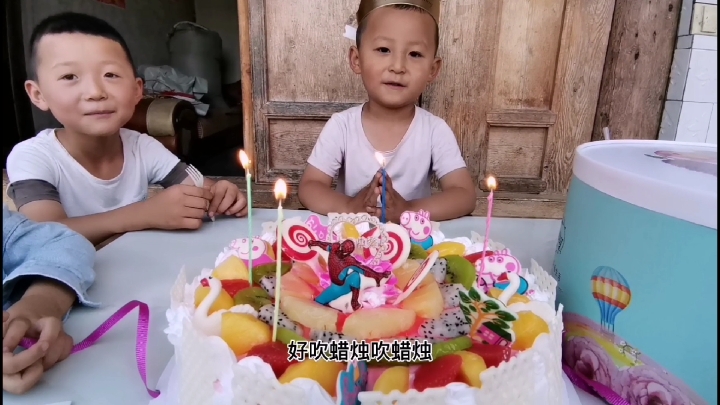 小外甥今天生日,和女儿买了蛋糕去山上给他过生日,生日嗨皮