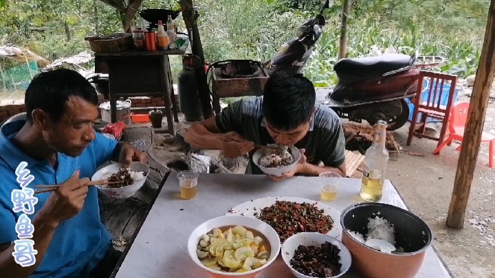 野生虾米这样做是最好吃,2种辣椒爆炒,和叔叔大口吃饭大口喝酒