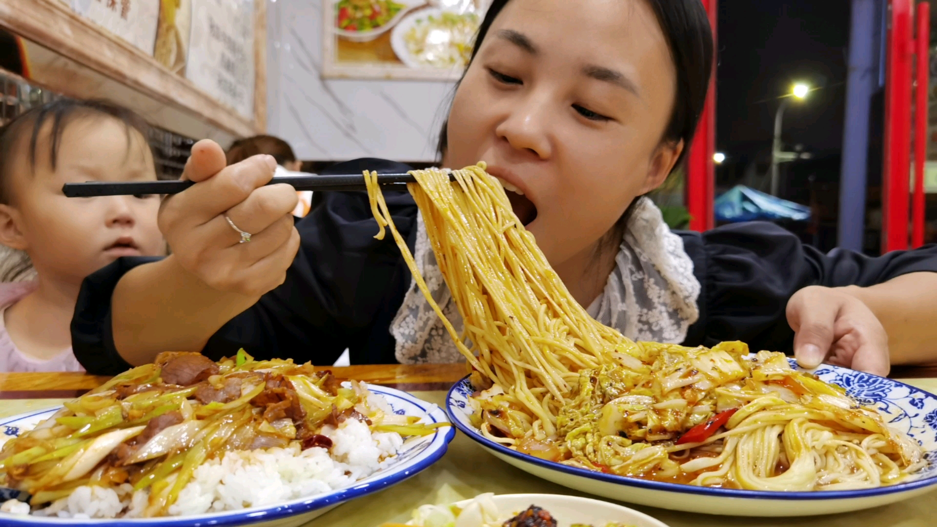 小飞带婆婆下馆子,大盘葱爆牛肉盖饭吃没饱,夜摊买烤串串填肚子