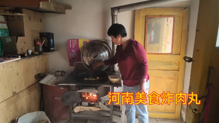 河南婆婆做河南美食炸肉丸,青海儿媳吃了直夸好吃,小董很开心