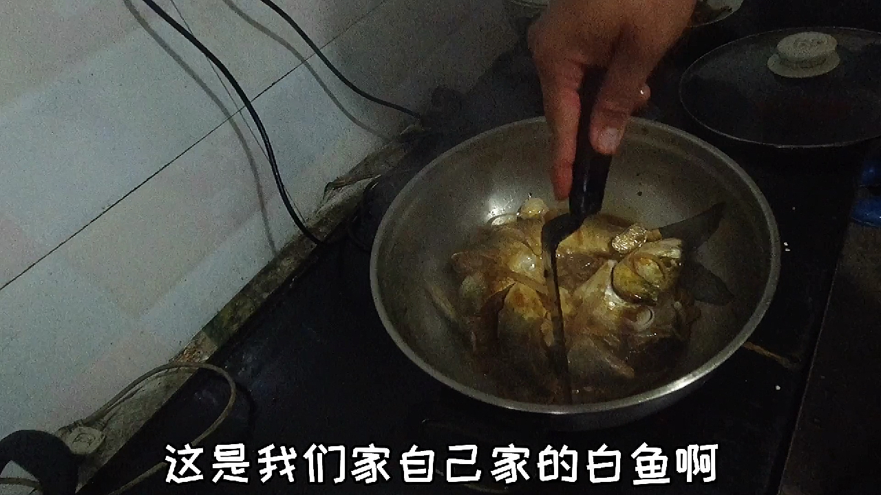 东北住平房天天可以吃到农家菜,炖大白鱼,山东馒头一顿俩