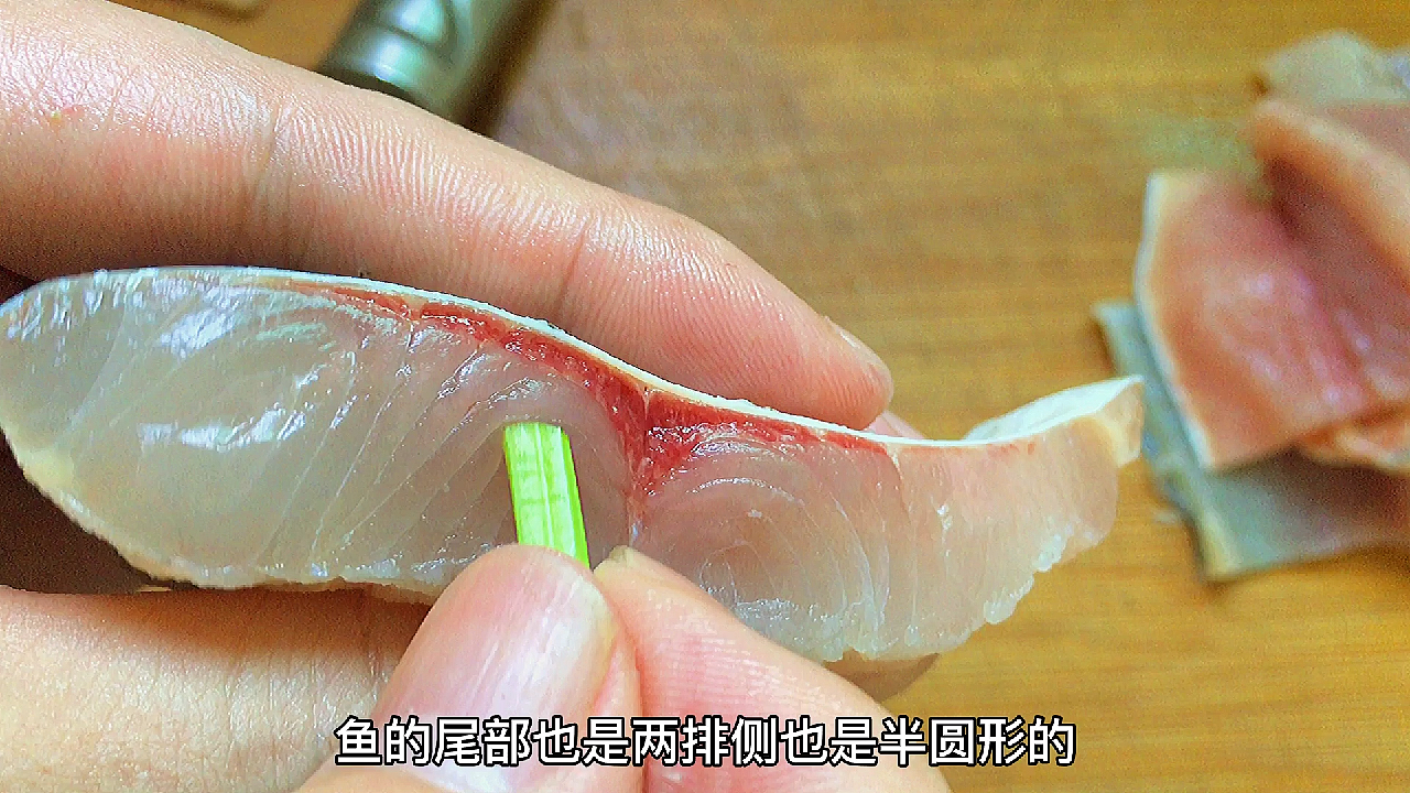 厨师长分享胖头鱼去骨刺的做法,只需这几步,吃鱼跟豆腐一样放心