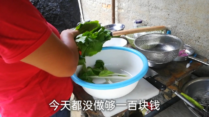 今天去做临时工,菜都不想炒了,简单炒了一个小白菜。