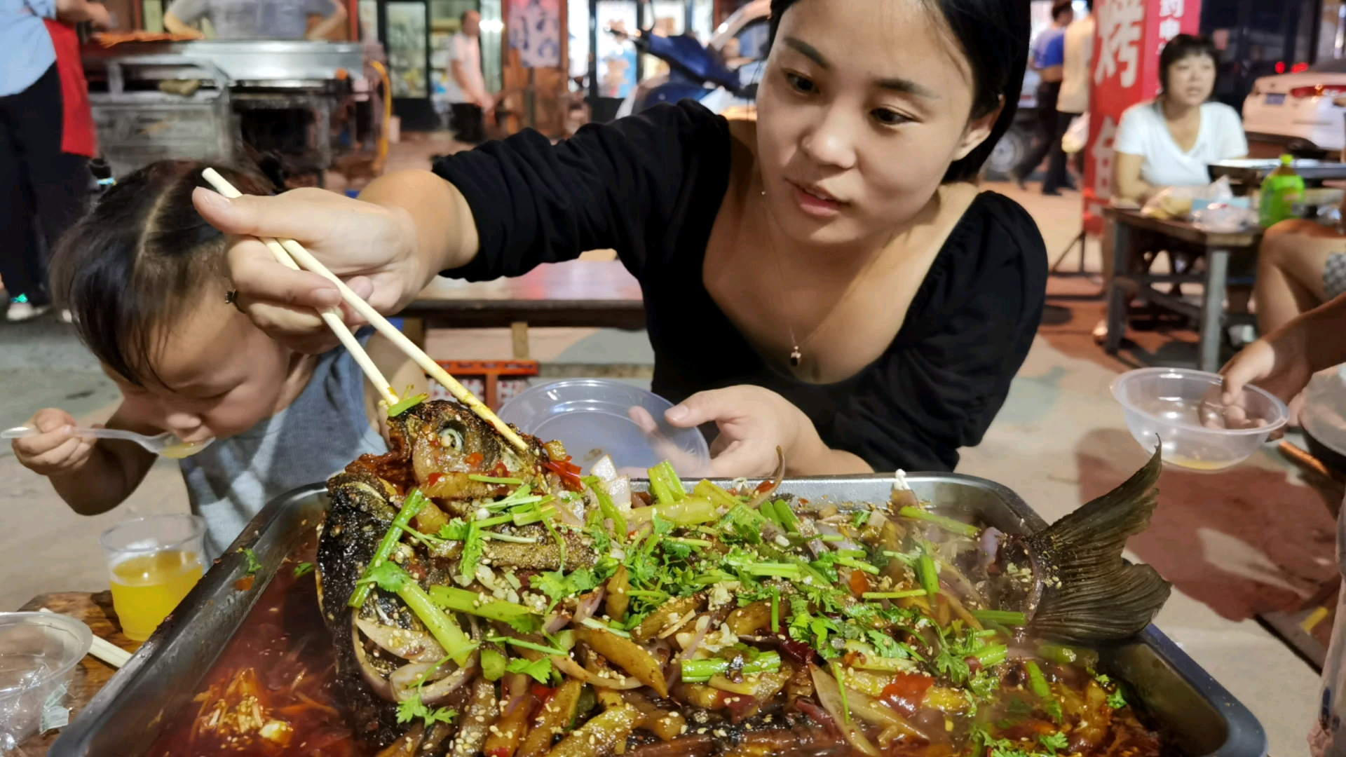 小飞带婆婆上街吃烤鱼,68一大盆外送3个菜,连骨头都是香的真爽