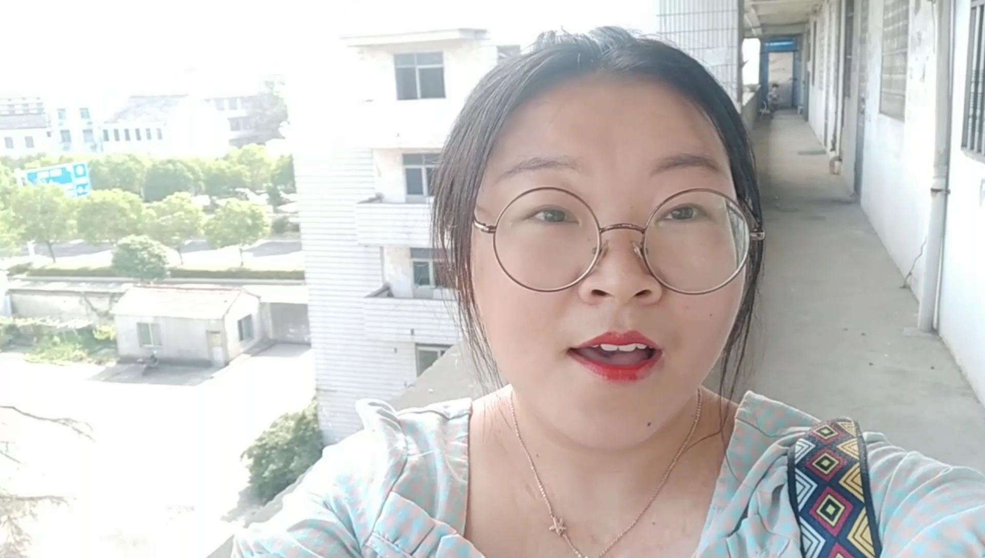 家是什么?一年四季,一日三餐。下雨有伞,天黑有灯