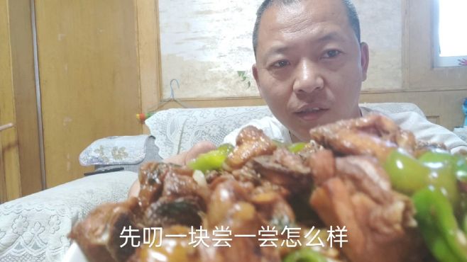 [图]6元一斤的579加2个青椒，二毛做了个辣子鸡，肉嫩汁浓真过瘾