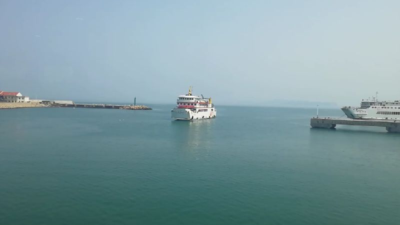 琴岸旅客絡繹 途人涉水而行