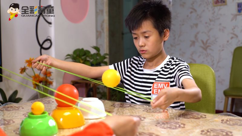 用绳上滚球游戏训练儿童感统专注力手部精细动作能力,母婴育儿,家庭教育,好看视频